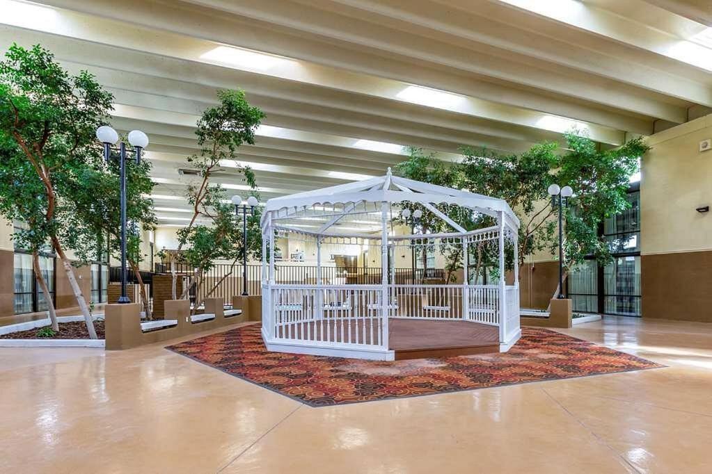Clarion Inn & Suites, ロズウェル エクステリア 写真