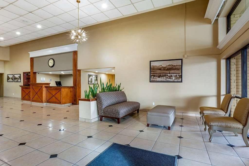 Clarion Inn & Suites, ロズウェル エクステリア 写真